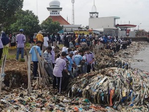 Bupati Pandeglang dan Warga Bersihkan Pantai Teluk yang Disorot Penuh Sampah