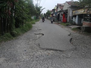 Banyak Kecelakaan, Warga Ngeluh Gang Susuk Medan Rusak Parah