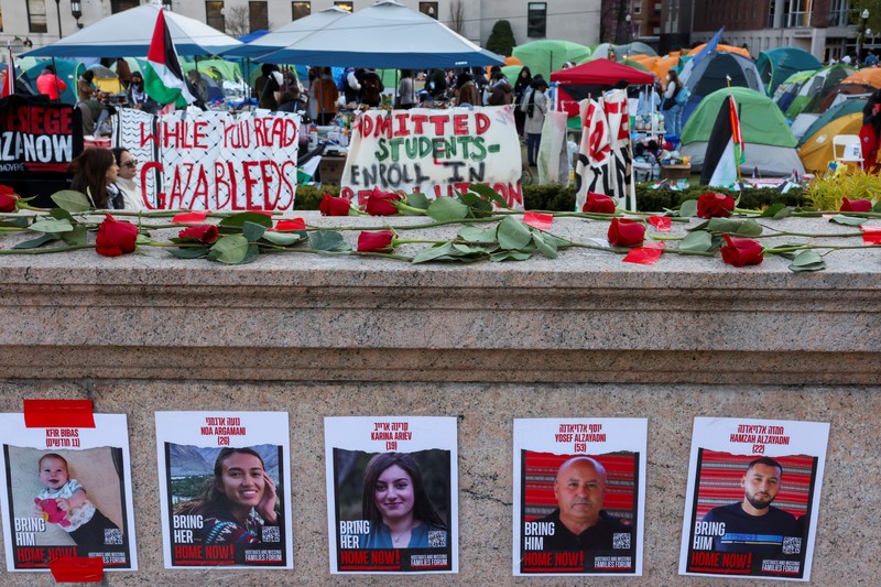 Sekelompok mahasiswa berkemah semalaman sebagai aksi protes untuk mendukung Palestina, selama konflik yang sedang berlangsung antara Israel dan kelompok Islam Palestina Hamas,  di kampus Universitas Columbia New York City, AS, 23/42024. (REUTERS/Caitlin Ochs)