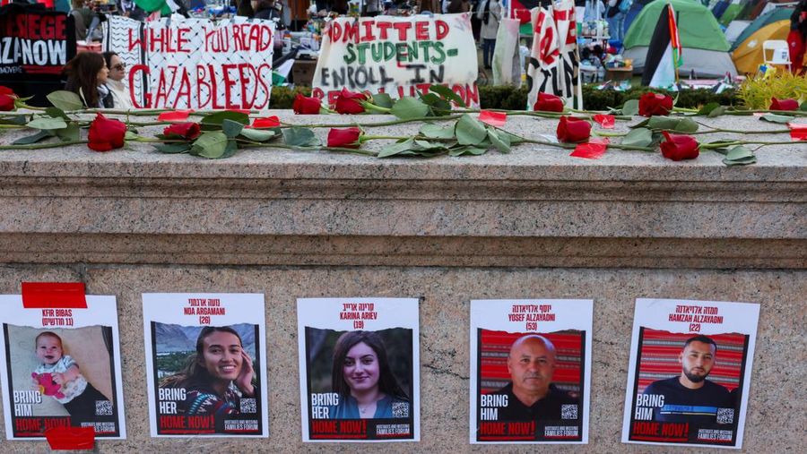 Sekelompok mahasiswa berkemah semalaman sebagai aksi protes untuk mendukung Palestina, selama konflik yang sedang berlangsung antara Israel dan kelompok Islam Palestina Hamas,  di kampus Universitas Columbia New York City, AS, 23/42024. (REUTERS/Caitlin Ochs)