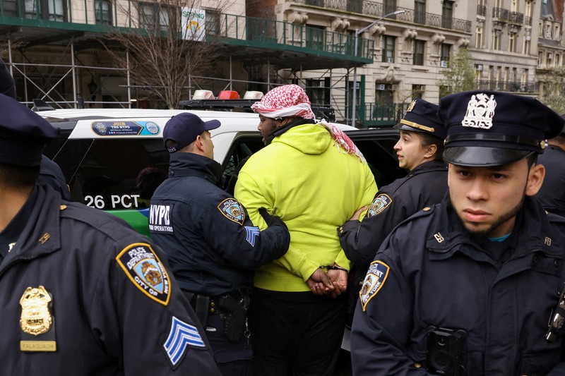 Sekelompok mahasiswa berkemah semalaman sebagai aksi protes untuk mendukung Palestina, selama konflik yang sedang berlangsung antara Israel dan kelompok Islam Palestina Hamas,  di kampus Universitas Columbia New York City, AS, 23/42024. (REUTERS/Caitlin Ochs)