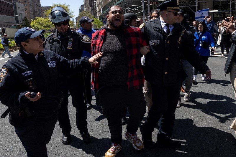Sekelompok mahasiswa berkemah semalaman sebagai aksi protes untuk mendukung Palestina, selama konflik yang sedang berlangsung antara Israel dan kelompok Islam Palestina Hamas,  di kampus Universitas Columbia New York City, AS, 23/42024. (REUTERS/Caitlin Ochs)