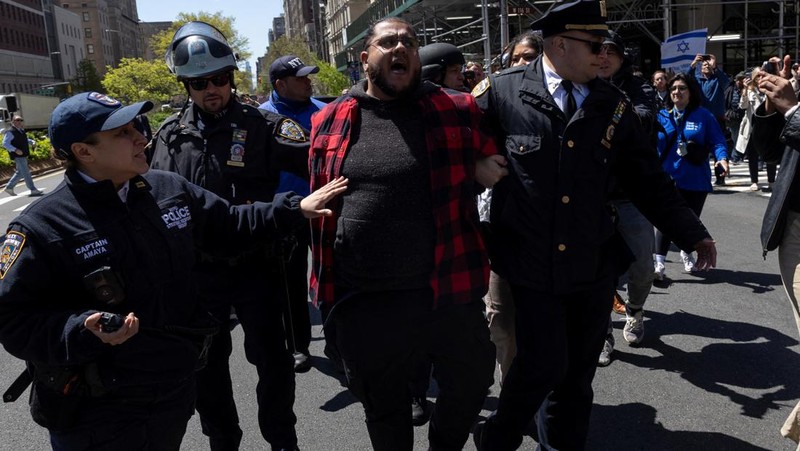 Sekelompok mahasiswa berkemah semalaman sebagai aksi protes untuk mendukung Palestina, selama konflik yang sedang berlangsung antara Israel dan kelompok Islam Palestina Hamas,  di kampus Universitas Columbia New York City, AS, 23/42024. (REUTERS/Caitlin Ochs)