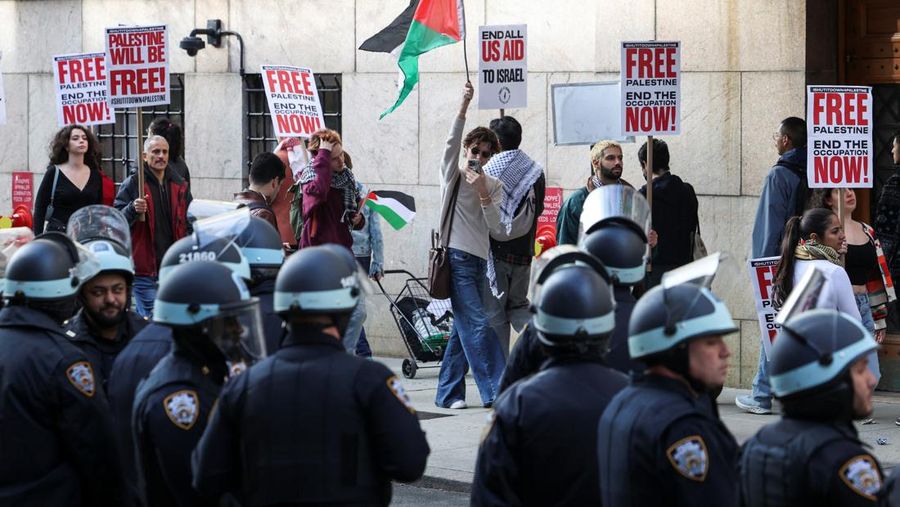 Sekelompok mahasiswa berkemah semalaman sebagai aksi protes untuk mendukung Palestina, selama konflik yang sedang berlangsung antara Israel dan kelompok Islam Palestina Hamas,  di kampus Universitas Columbia New York City, AS, 23/42024. (REUTERS/Caitlin Ochs)