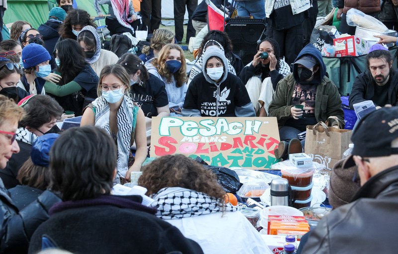 Sekelompok mahasiswa berkemah semalaman sebagai aksi protes untuk mendukung Palestina, selama konflik yang sedang berlangsung antara Israel dan kelompok Islam Palestina Hamas,  di kampus Universitas Columbia New York City, AS, 23/42024. (REUTERS/Caitlin Ochs)