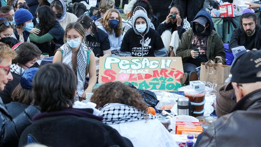 Sekelompok mahasiswa berkemah semalaman sebagai aksi protes untuk mendukung Palestina, selama konflik yang sedang berlangsung antara Israel dan kelompok Islam Palestina Hamas,  di kampus Universitas Columbia New York City, AS, 23/42024. (REUTERS/Caitlin Ochs)