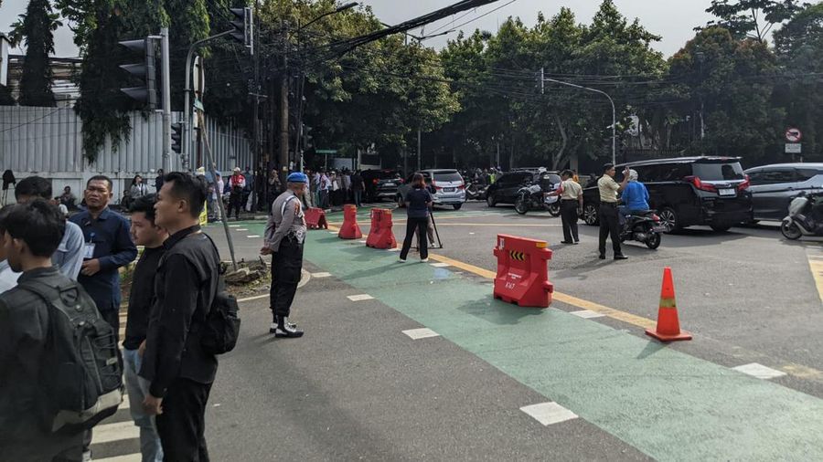Suasana Jalan Kawasan KPU RI. (CNBC Indonesia/Emir Yanwardhana)