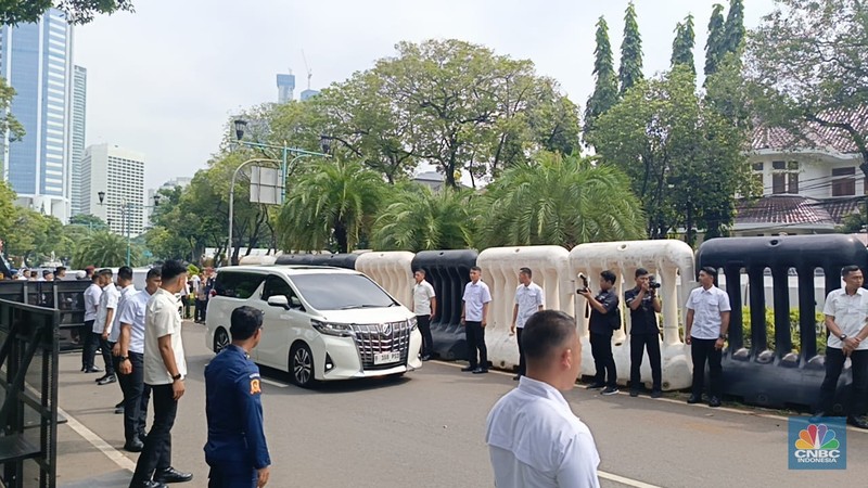 Prabowo-Gibran saat tiba di KPU RI. (CNBC Indonesia/Emir Yanwardhana) Prabowo-Gibran saat tiba di KPU RI. (CNBC Indonesia/Emir Yanwardhana)