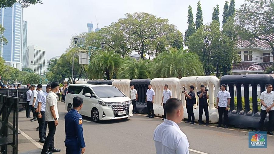 Prabowo-Gibran saat tiba di KPU RI. (CNBC Indonesia/Emir Yanwardhana)