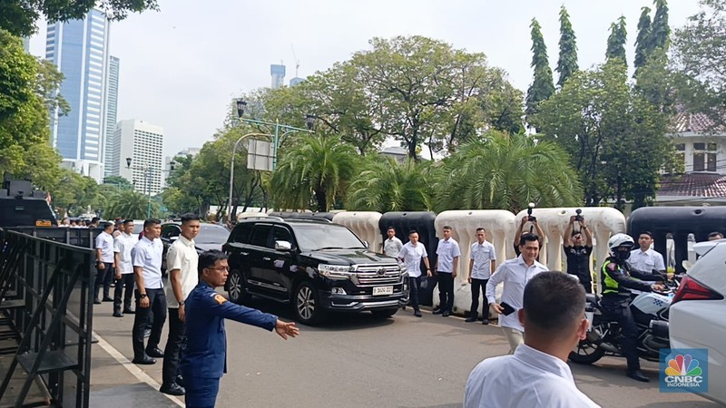 Prabowo-Gibran saat tiba di KPU RI. (CNBC Indonesia/Emir Yanwardhana) Prabowo-Gibran saat tiba di KPU RI. (CNBC Indonesia/Emir Yanwardhana)