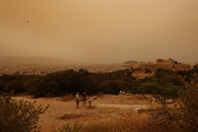 Warga mengabadikan momen gelombang debu yang tertiup angin dari gurun Sahara menutupi Athena dan kota-kota Yunani lainnya pada Selasa, (23/4/2024) waktu setempat. (AP Photo/Petros Giannakouris) Warga mengabadikan momen gelombang debu yang tertiup angin dari gurun Sahara menutupi Athena dan kota-kota Yunani lainnya pada Selasa, (23/4/2024) waktu setempat. (AP Photo/Petros Giannakouris)