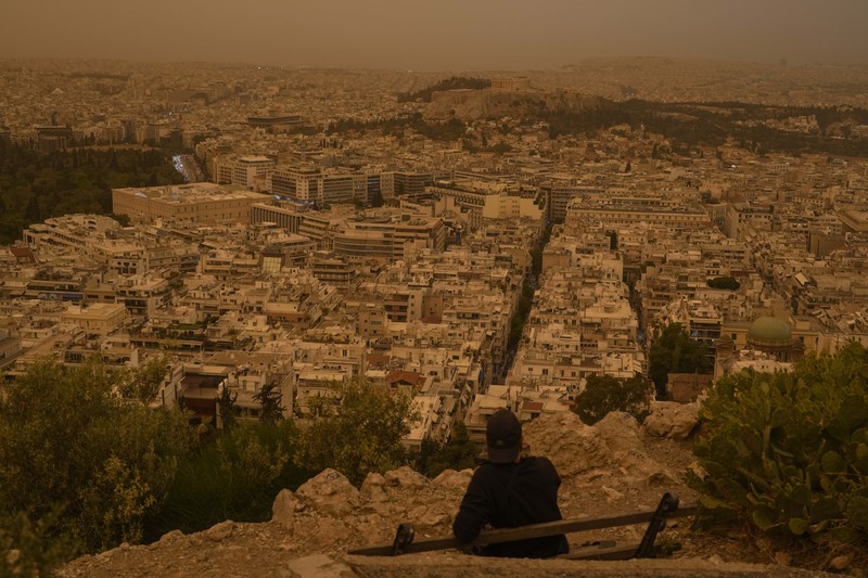 Warga mengabadikan momen gelombang debu yang tertiup angin dari gurun Sahara menutupi Athena dan kota-kota Yunani lainnya pada Selasa, (23/4/2024) waktu setempat. (AP Photo/Petros Giannakouris) Warga mengabadikan momen gelombang debu yang tertiup angin dari gurun Sahara menutupi Athena dan kota-kota Yunani lainnya pada Selasa, (23/4/2024) waktu setempat. (AP Photo/Petros Giannakouris)