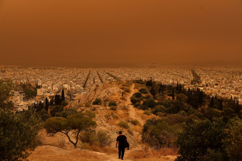 Warga mengabadikan momen gelombang debu yang tertiup angin dari gurun Sahara menutupi Athena dan kota-kota Yunani lainnya pada Selasa, (23/4/2024) waktu setempat. (AP Photo/Petros Giannakouris) Warga mengabadikan momen gelombang debu yang tertiup angin dari gurun Sahara menutupi Athena dan kota-kota Yunani lainnya pada Selasa, (23/4/2024) waktu setempat. (AP Photo/Petros Giannakouris)