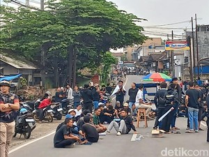 Sempat Blokir Jalan, Massa Aksi Lawan Dugaan Pungli di Sukabumi Bubar