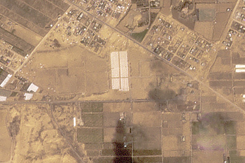 Citra satelit menunjukan ribuan tenda dibangun di dekat Khan Younis, di Gaza. Hal ini membuktikan bahwa Israel akan segera melancarkan serangan darat di kota perbatasan selatan Rafah. (Maxar Technologies/Handout via REUTERS) Citra satelit menunjukan ribuan tenda dibangun di dekat Khan Younis, di Gaza. Hal ini membuktikan bahwa Israel akan segera melancarkan serangan darat di kota perbatasan selatan Rafah. (Maxar Technologies/Handout via REUTERS)