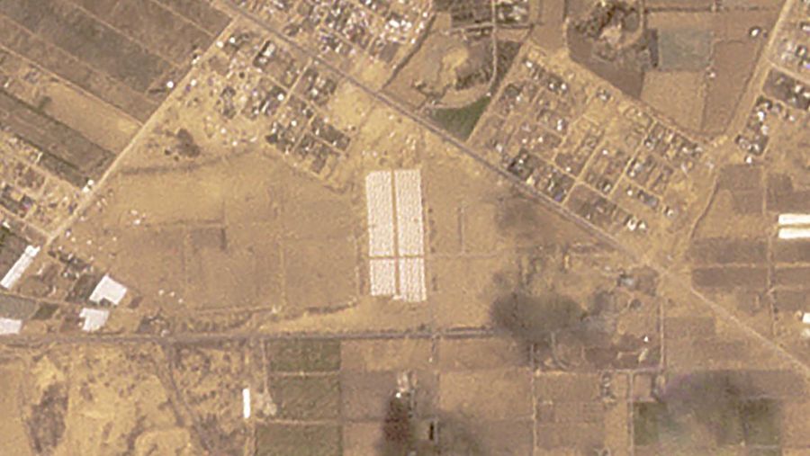 Citra satelit menunjukan ribuan tenda dibangun di dekat Khan Younis, di Gaza. Hal ini membuktikan bahwa Israel akan segera melancarkan serangan darat di kota perbatasan selatan Rafah. (Maxar Technologies/Handout via REUTERS)