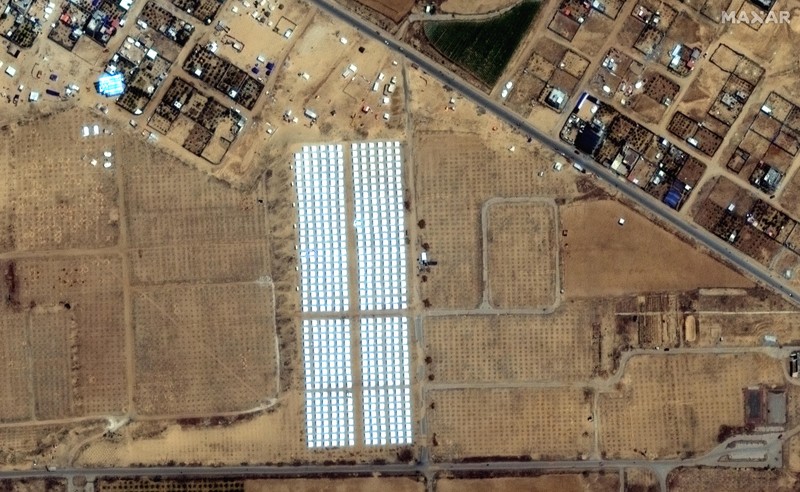 Citra satelit menunjukan ribuan tenda dibangun di dekat Khan Younis, di Gaza. Hal ini membuktikan bahwa Israel akan segera melancarkan serangan darat di kota perbatasan selatan Rafah. (Maxar Technologies/Handout via REUTERS)