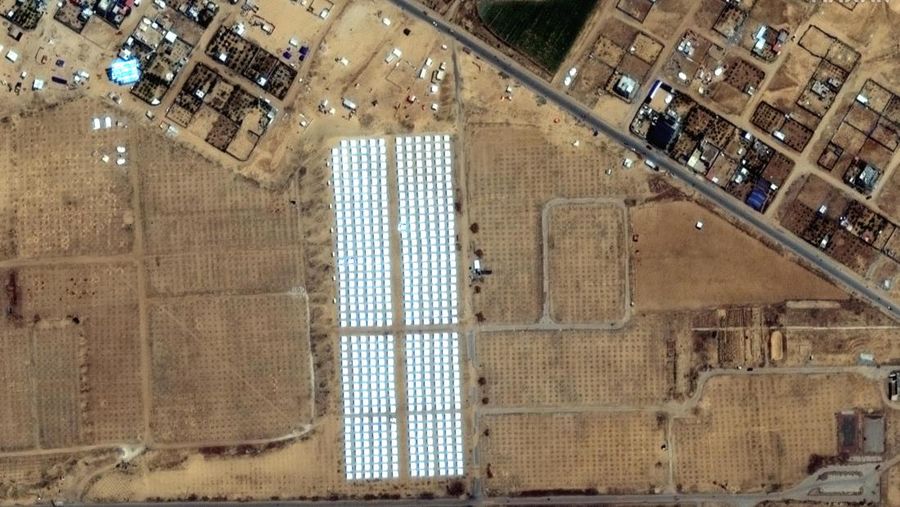 Citra satelit menunjukan ribuan tenda dibangun di dekat Khan Younis, di Gaza. Hal ini membuktikan bahwa Israel akan segera melancarkan serangan darat di kota perbatasan selatan Rafah. (Maxar Technologies/Handout via REUTERS)