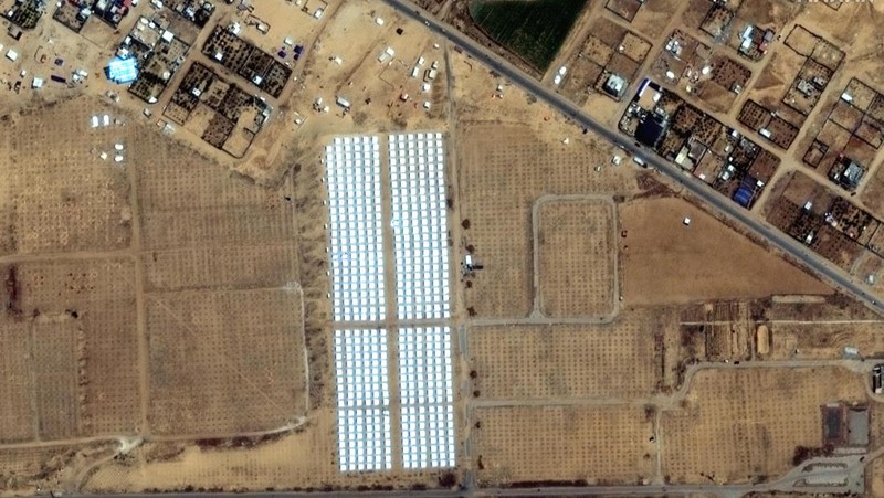 Citra satelit menunjukan ribuan tenda dibangun di dekat Khan Younis, di Gaza. Hal ini membuktikan bahwa Israel akan segera melancarkan serangan darat di kota perbatasan selatan Rafah. (Maxar Technologies/Handout via REUTERS)