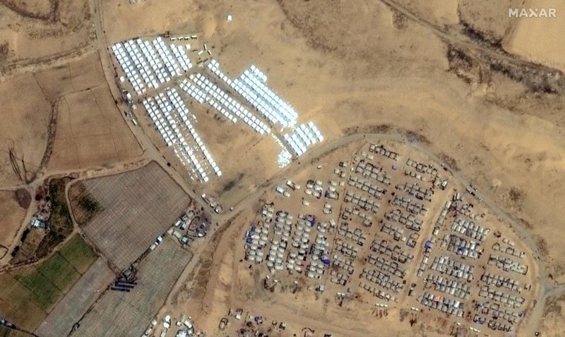 Citra satelit menunjukan ribuan tenda dibangun di dekat Khan Younis, di Gaza. Hal ini membuktikan bahwa Israel akan segera melancarkan serangan darat di kota perbatasan selatan Rafah. (Maxar Technologies/Handout via REUTERS) Citra satelit menunjukan ribuan tenda dibangun di dekat Khan Younis, di Gaza. Hal ini membuktikan bahwa Israel akan segera melancarkan serangan darat di kota perbatasan selatan Rafah. (Maxar Technologies/Handout via REUTERS)