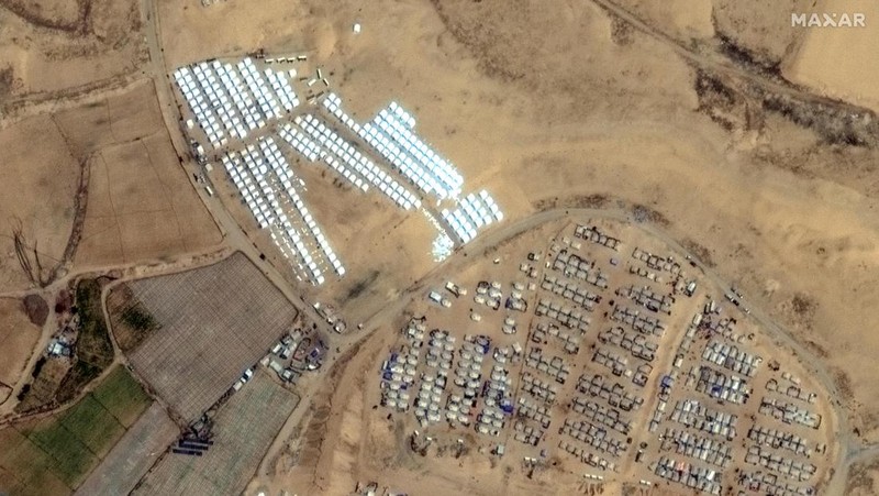 Citra satelit menunjukan ribuan tenda dibangun di dekat Khan Younis, di Gaza. Hal ini membuktikan bahwa Israel akan segera melancarkan serangan darat di kota perbatasan selatan Rafah. (Maxar Technologies/Handout via REUTERS)