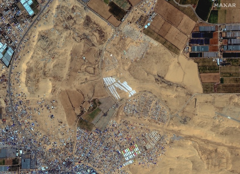 Citra satelit menunjukan ribuan tenda dibangun di dekat Khan Younis, di Gaza. Hal ini membuktikan bahwa Israel akan segera melancarkan serangan darat di kota perbatasan selatan Rafah. (Maxar Technologies/Handout via REUTERS) Citra satelit menunjukan ribuan tenda dibangun di dekat Khan Younis, di Gaza. Hal ini membuktikan bahwa Israel akan segera melancarkan serangan darat di kota perbatasan selatan Rafah. (Maxar Technologies/Handout via REUTERS)