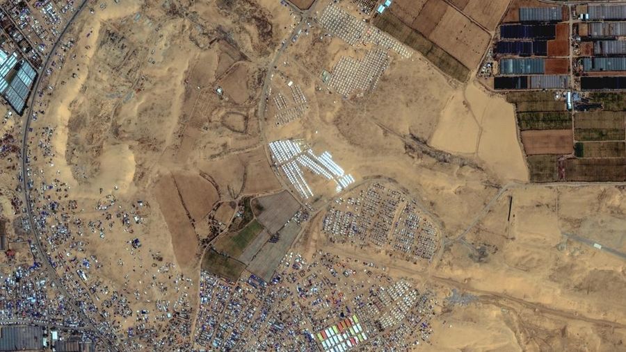Citra satelit menunjukan ribuan tenda dibangun di dekat Khan Younis, di Gaza. Hal ini membuktikan bahwa Israel akan segera melancarkan serangan darat di kota perbatasan selatan Rafah. (Maxar Technologies/Handout via REUTERS)
