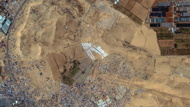 Citra satelit menunjukan ribuan tenda dibangun di dekat Khan Younis, di Gaza. Hal ini membuktikan bahwa Israel akan segera melancarkan serangan darat di kota perbatasan selatan Rafah. (Maxar Technologies/Handout via REUTERS)