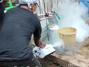 DBD Merebak di Malang, Relawan Pemuda Desa Pringu Fogging Secara Mandiri