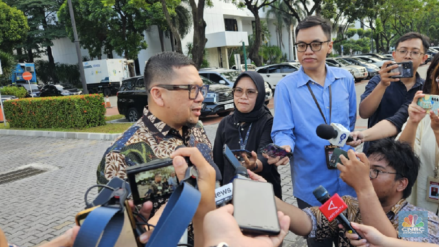 Ketua Komisi II DPR RI Ahmad Doli Kurnia menemui Menteri Sekretaris Negara Pratikno di Kantor Kemensetneg, Jakarta, Kamis (25/4/2024). (CNBC Indonesia/Emir Yanwardhana)