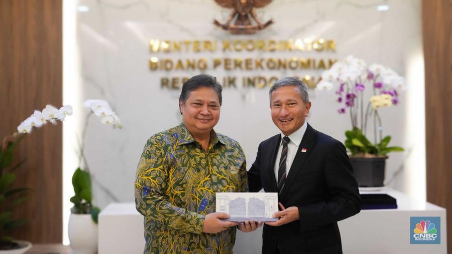 Menteri Luar Negeri Singapura Vivian Balakrishnan bertemu dengan Menteri Koordinator Bidang Perekonomian Airlangga Hartarto di Kantor Kementerian Koordinator Bidang Perekonomian, Selasa (23/04).