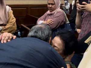 Momen Eks Dirjen Minerba Peluk Ibu Mertua Usai Divonis 3 Tahun 6 Bulan Bui
