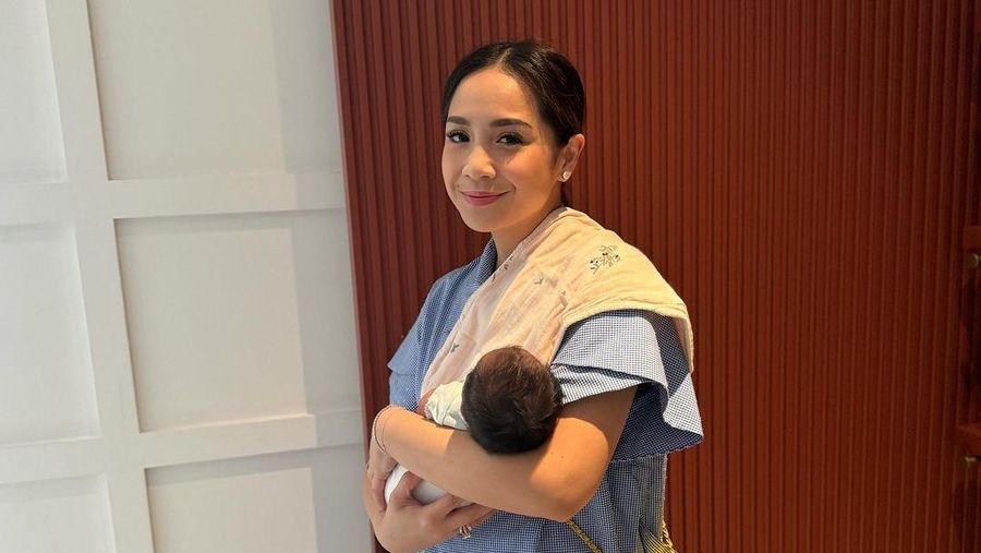 Nagita Slavina dan bayi perempuan bernama Lily. (Instagram @raffinagita1717)