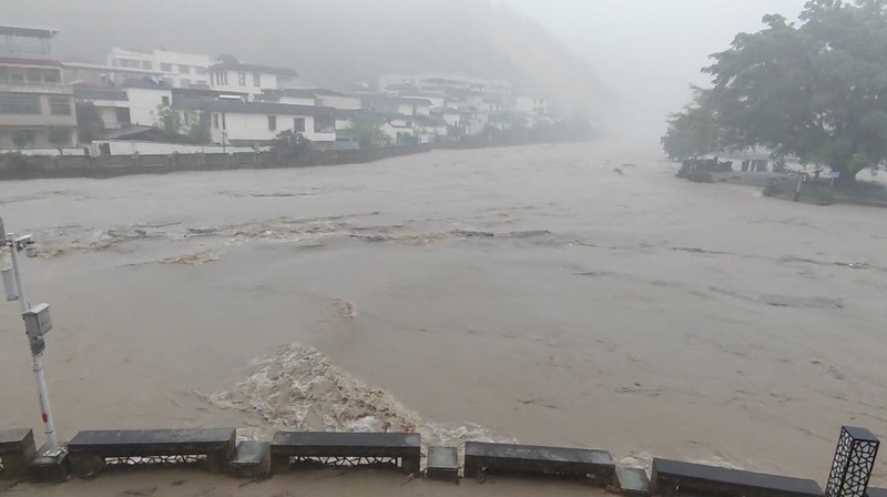 Sebuah kendaraan tersapu banjir setelah hujan lebat di Jiangwan, Guangdong, Tiongkok dalam tangkapan layar yang diambil dari video media sosial yang dirilis pada 22 April 2024. Sebuah kendaraan tersapu banjir setelah hujan lebat di Jiangwan, Guangdong, Tiongkok dalam tangkapan layar yang diambil dari video media sosial yang dirilis pada 22 April 2024. (Video Obtained By Reuters/via REUTERS)