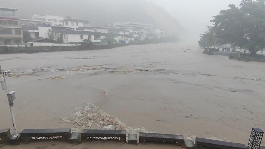 Pemandangan banjir setelah hujan deras di Jiangwan, Guangdong, Tiongkok dalam tangkapan layar ini diambil dari video media sosial yang dirilis pada 22 April 2024. (Video Obtained By Reuters/via REUTERS)