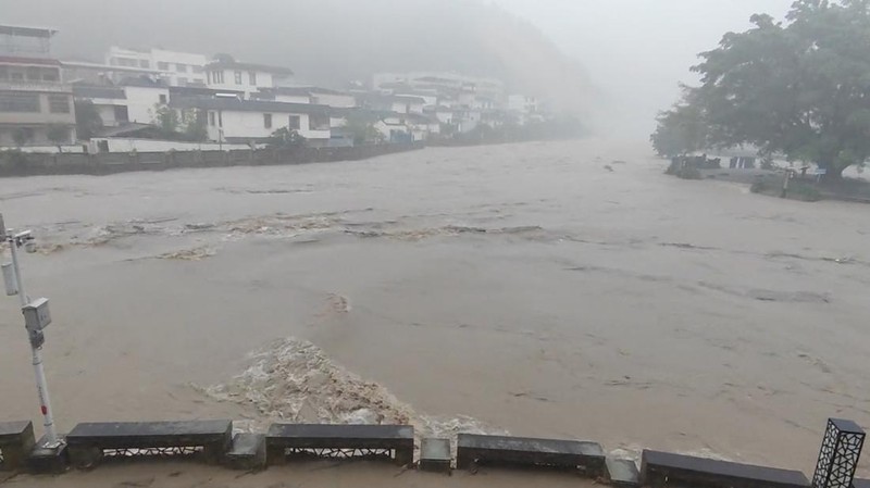 Sebuah kendaraan tersapu banjir setelah hujan lebat di Jiangwan, Guangdong, Tiongkok dalam tangkapan layar yang diambil dari video media sosial yang dirilis pada 22 April 2024. (Video Obtained By Reuters/via REUTERS)