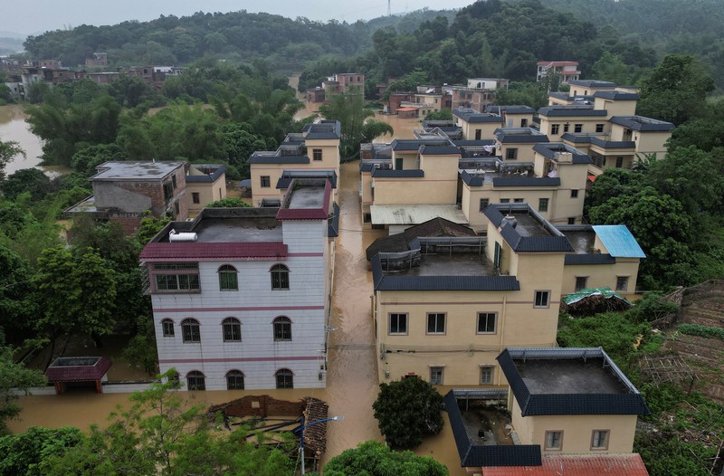 Sebuah kendaraan tersapu banjir setelah hujan lebat di Jiangwan, Guangdong, Tiongkok dalam tangkapan layar yang diambil dari video media sosial yang dirilis pada 22 April 2024. (Video Obtained By Reuters/via REUTERS)