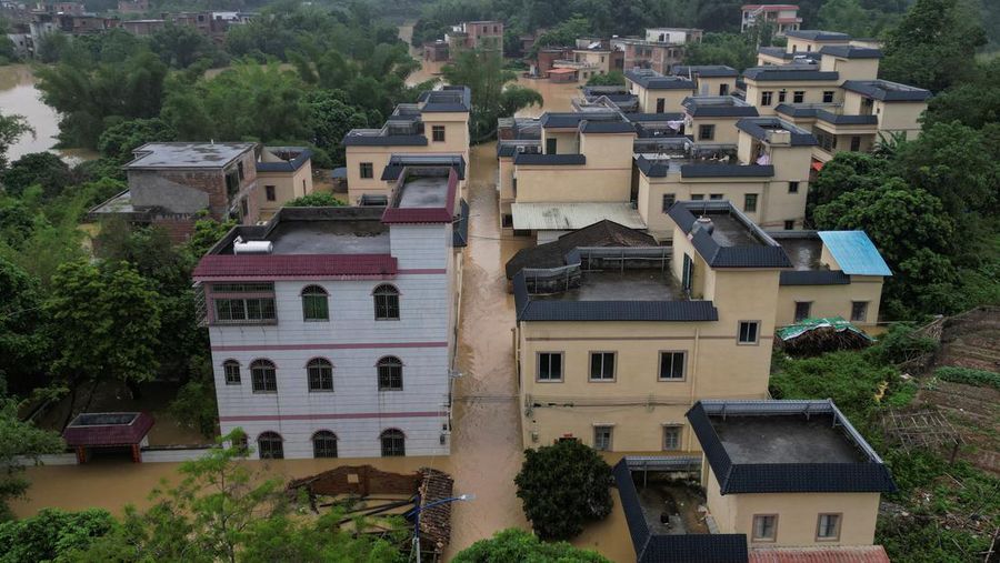 Sebuah kendaraan tersapu banjir setelah hujan lebat di Jiangwan, Guangdong, Tiongkok dalam tangkapan layar yang diambil dari video media sosial yang dirilis pada 22 April 2024. (Video Obtained By Reuters/via REUTERS)