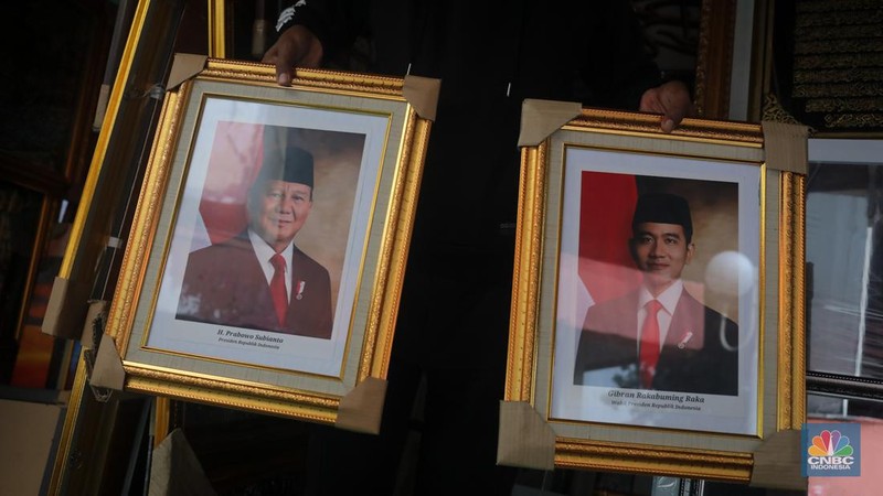 Penjual menata pigura foto Presiden dan Wakil Presiden terpilih periode 2024-2029 Prabowo Subianto dan Gibran Rakabuming Raka di kawasan Pasar Baru, Jakarta, Kamis (25/4/2024). (CNBC Indonesia/Faisal Rahman)