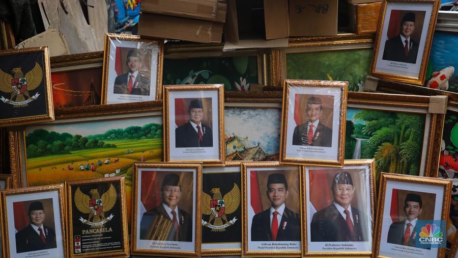 Penjual menata pigura foto Presiden dan Wakil Presiden terpilih periode 2024-2029 Prabowo Subianto dan Gibran Rakabuming Raka di kawasan Pasar Baru, Jakarta, Kamis (25/4/2024). (CNBC Indonesia/Faisal Rahman)