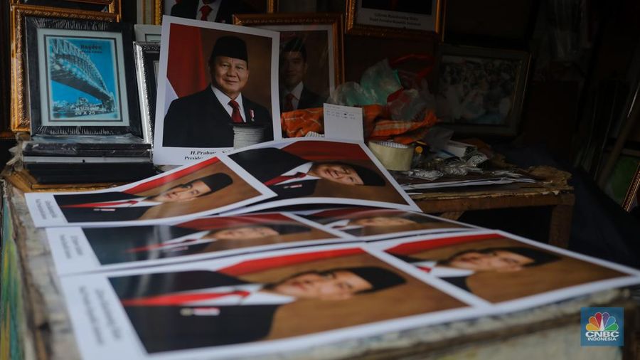 Penjual menata pigura foto Presiden dan Wakil Presiden terpilih periode 2024-2029 Prabowo Subianto dan Gibran Rakabuming Raka di kawasan Pasar Baru, Jakarta, Kamis (25/4/2024). (վ/Faisal Rahman)