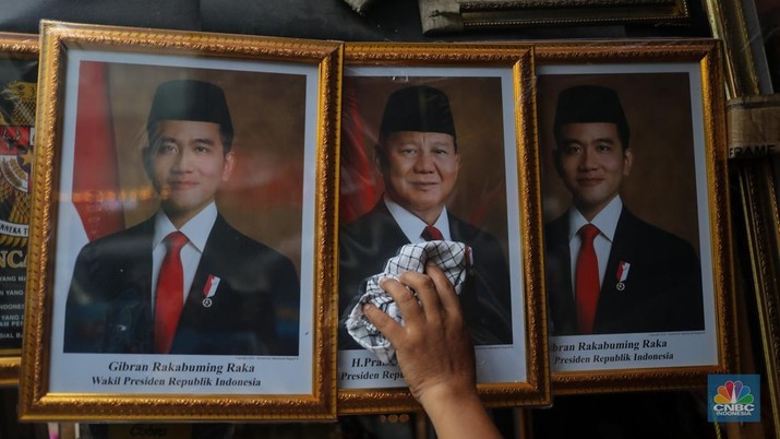 Penjual menata pigura foto Presiden dan Wakil Presiden terpilih periode 2024-2029 Prabowo Subianto dan Gibran Rakabuming Raka di kawasan Pasar Baru, Jakarta, Kamis (25/4/2024). (CNBC Indonesia/Faisal Rahman)