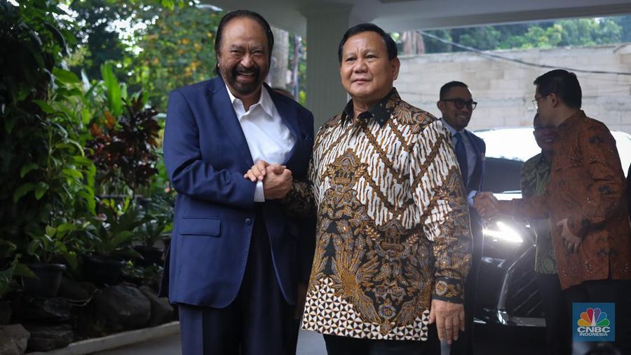 Presiden terpilih periode 2024-2029 Prabowo Subianto dan Ketua Umum Partai NasDem Surya Paloh di Jalan Kertanegara, Jakarta, Kamis (25/4/2024). (CNBC Indonesia/Faisal Rahman)
