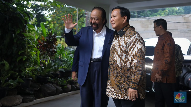 Presiden terpilih periode 2024-2029 Prabowo Subianto dan Ketua Umum Partai NasDem Surya Paloh di Jalan Kertanegara, Jakarta, Kamis (25/4/2024). (CNBC Indonesia/Faisal Rahman)