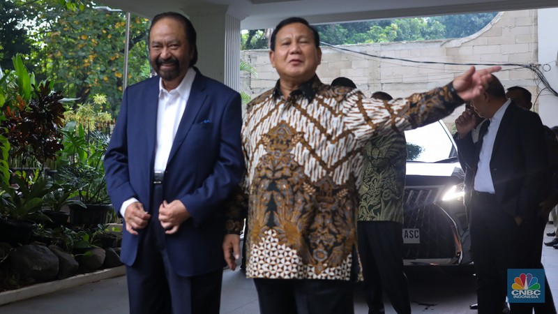 Presiden terpilih periode 2024-2029 Prabowo Subianto dan Ketua Umum Partai NasDem Surya Paloh di Jalan Kertanegara, Jakarta, Kamis (25/4/2024). (CNBC Indonesia/Faisal Rahman)