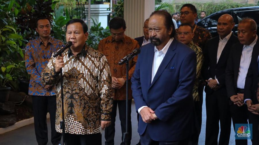 Presiden terpilih periode 2024-2029 Prabowo Subianto dan Ketua Umum Partai NasDem Surya Paloh memberikan keterengan usai menggelar pertemuan di Rumah Kertanegara, Jakarta, Kamis (25/4/2024). (CNBC Indonesia/Faisal Rahman)