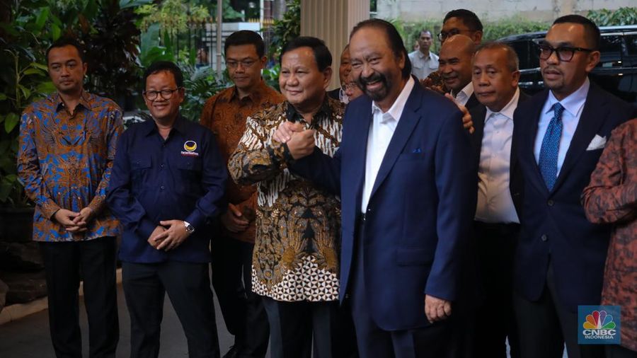 Presiden terpilih periode 2024-2029 Prabowo Subianto dan Ketua Umum Partai NasDem Surya Paloh memberikan keterengan usai menggelar pertemuan di Rumah Kertanegara, Jakarta, Kamis (25/4/2024). (CNBC Indonesia/Faisal Rahman)