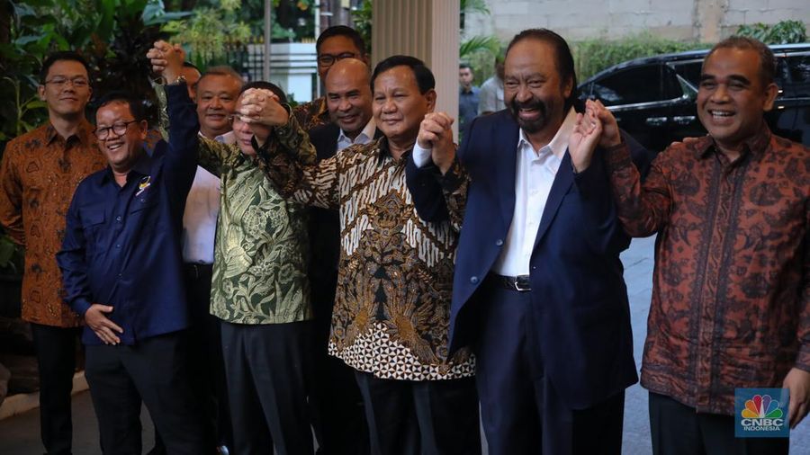 Presiden terpilih periode 2024-2029 Prabowo Subianto dan Ketua Umum Partai NasDem Surya Paloh memberikan keterengan usai menggelar pertemuan di Rumah Kertanegara, Jakarta, Kamis (25/4/2024). (CNBC Indonesia/Faisal Rahman)