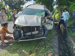 Main HP Saat Mengemudi, Mobil Ringsek Tabrak Pohon di Jalan Denpasar-Gilimanuk