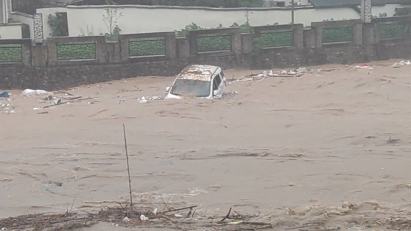 Sebuah kendaraan tersapu banjir setelah hujan lebat di Jiangwan, Guangdong, Tiongkok dalam tangkapan layar yang diambil dari video media sosial yang dirilis pada 22 April 2024. (Video Obtained By Reuters/via REUTERS)